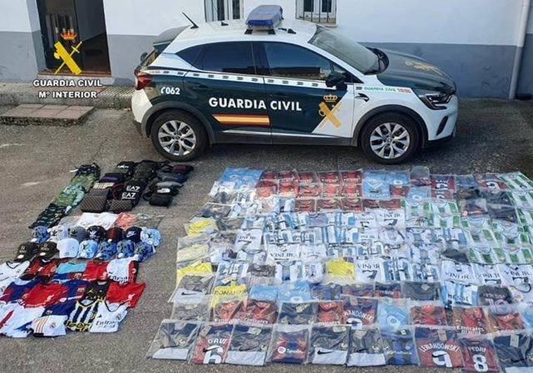 Guardia Civil investiga a dos hombres por la venta en la feria de artículos de marca falsificados