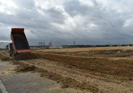 Una parte de la parcela en la que está ubicada la fábrica de almendras en Miajadas (imagen de archivo)