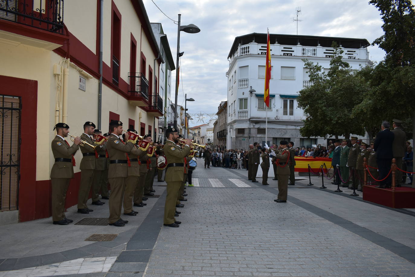 Fotos: Solemne arriado de bandera en honor al Teniente Saturnino Martín Cerezo