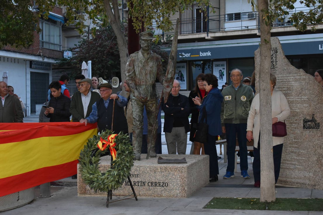 Fotos: Solemne arriado de bandera en honor al Teniente Saturnino Martín Cerezo