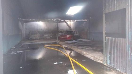 Un incendio en un garaje de Miajadas calcina cuatro coches y daña una moto