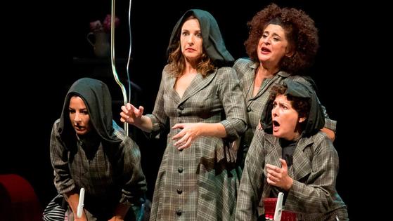La obra teatral 'El viento es salvaje (Fedra y Medea en Cádiz)' recaló en la casa de la cultura