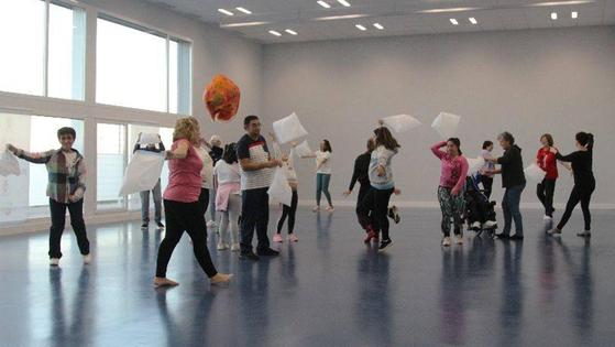 'Miajadas Incluye' participa en el taller de movimiento y creatividad 'FAMdanza'