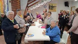 Los mayores disfrutan de su desayuno saludable en el centro miajadeño