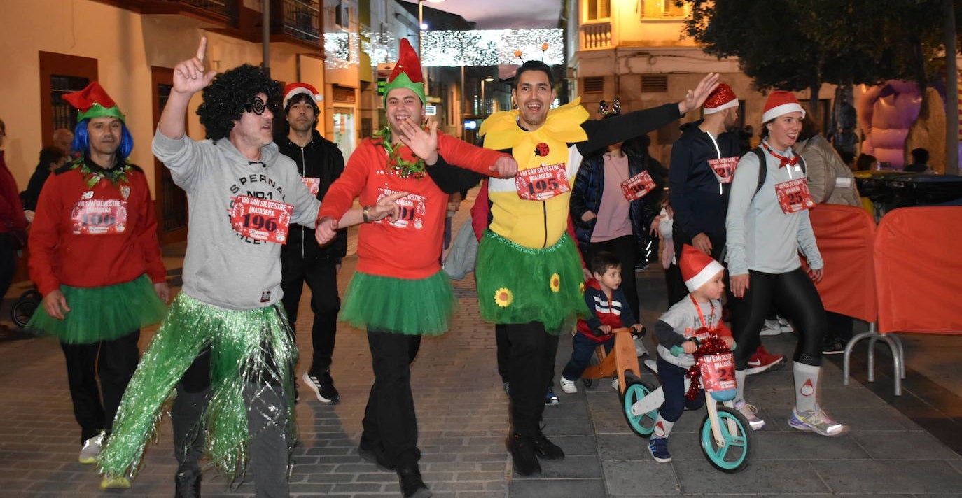 La VIII San Silvestre Miajadeña dejó momentos divertidos y únicos, como se esperaba de ella. La emoción en la cara de los corredores a la salida, la diversión en el trayecto, el cansancio en todo su cuerpo a la llegada a meta, un cansancio mezclado con la satisfacción del objetivo conseguido, la alegría de los ganadores de los premios a los disfraces, el disfrute del público,... Todo lo que hace que la San Silvestre Miajadeña sea uno de los días más esperados del año. 