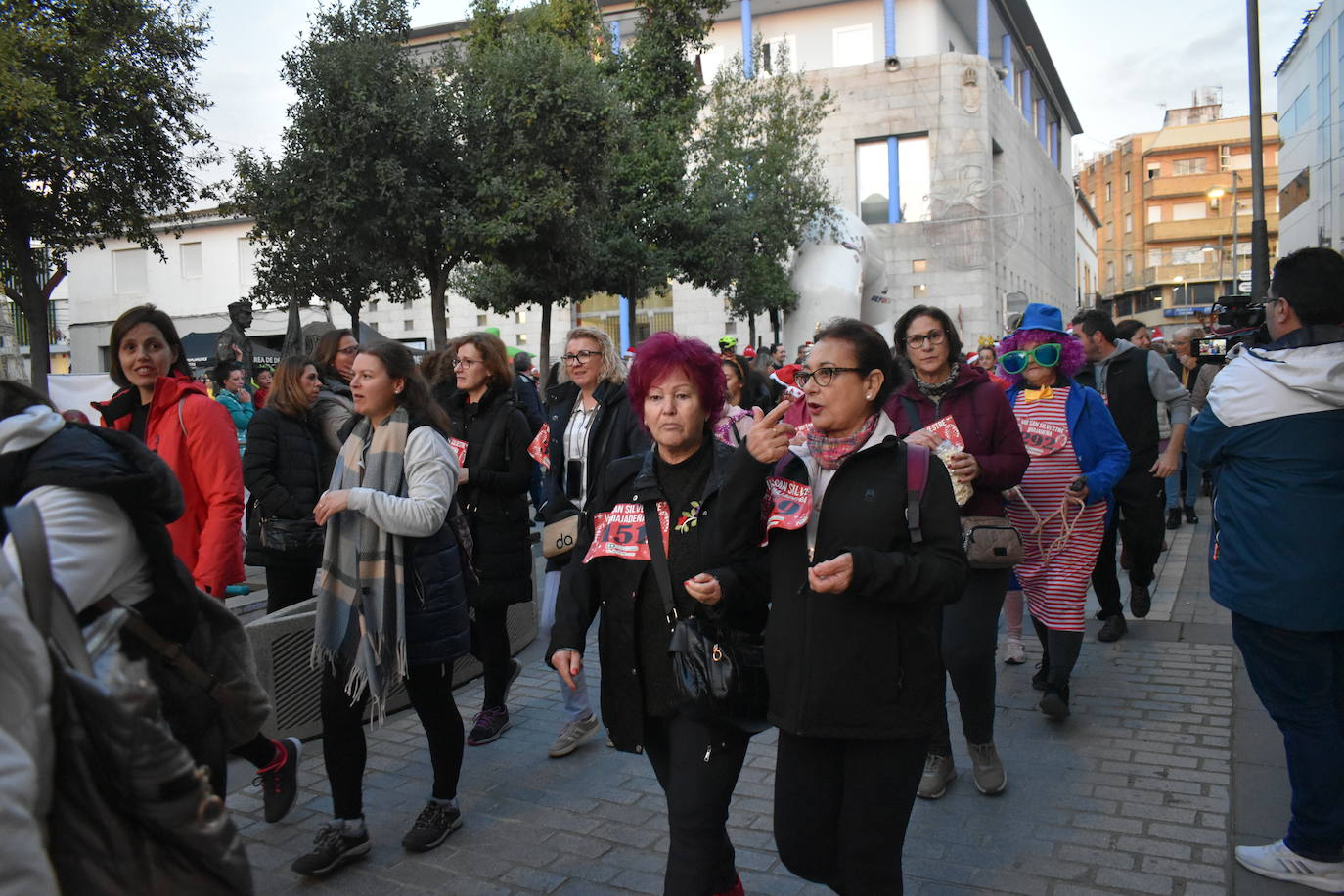 La VIII San Silvestre Miajadeña dejó momentos divertidos y únicos, como se esperaba de ella. La emoción en la cara de los corredores a la salida, la diversión en el trayecto, el cansancio en todo su cuerpo a la llegada a meta, un cansancio mezclado con la satisfacción del objetivo conseguido, la alegría de los ganadores de los premios a los disfraces, el disfrute del público,... Todo lo que hace que la San Silvestre Miajadeña sea uno de los días más esperados del año. 