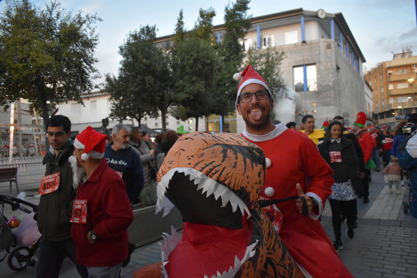 La VIII San Silvestre Miajadeña dejó momentos divertidos y únicos, como se esperaba de ella. La emoción en la cara de los corredores a la salida, la diversión en el trayecto, el cansancio en todo su cuerpo a la llegada a meta, un cansancio mezclado con la satisfacción del objetivo conseguido, la alegría de los ganadores de los premios a los disfraces, el disfrute del público,... Todo lo que hace que la San Silvestre Miajadeña sea uno de los días más esperados del año. 