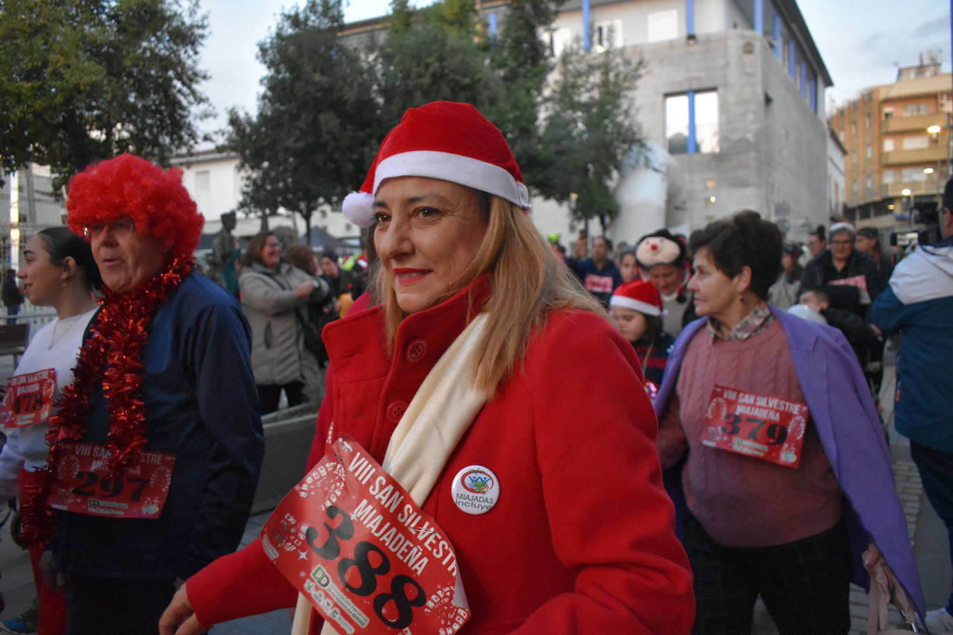 La VIII San Silvestre Miajadeña dejó momentos divertidos y únicos, como se esperaba de ella. La emoción en la cara de los corredores a la salida, la diversión en el trayecto, el cansancio en todo su cuerpo a la llegada a meta, un cansancio mezclado con la satisfacción del objetivo conseguido, la alegría de los ganadores de los premios a los disfraces, el disfrute del público,... Todo lo que hace que la San Silvestre Miajadeña sea uno de los días más esperados del año. 