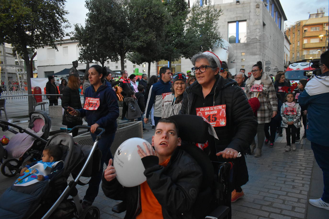 La VIII San Silvestre Miajadeña dejó momentos divertidos y únicos, como se esperaba de ella. La emoción en la cara de los corredores a la salida, la diversión en el trayecto, el cansancio en todo su cuerpo a la llegada a meta, un cansancio mezclado con la satisfacción del objetivo conseguido, la alegría de los ganadores de los premios a los disfraces, el disfrute del público,... Todo lo que hace que la San Silvestre Miajadeña sea uno de los días más esperados del año. 