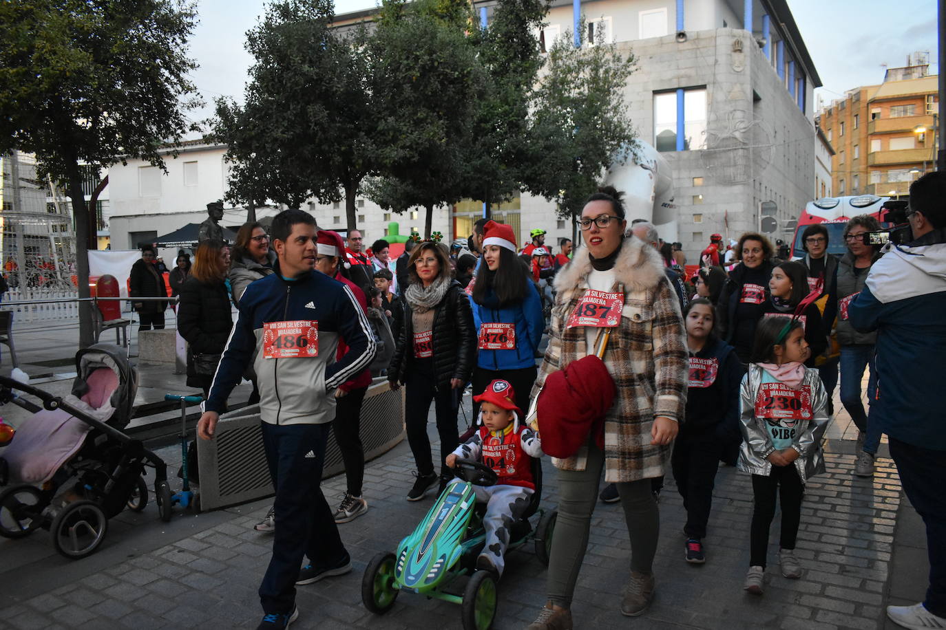 La VIII San Silvestre Miajadeña dejó momentos divertidos y únicos, como se esperaba de ella. La emoción en la cara de los corredores a la salida, la diversión en el trayecto, el cansancio en todo su cuerpo a la llegada a meta, un cansancio mezclado con la satisfacción del objetivo conseguido, la alegría de los ganadores de los premios a los disfraces, el disfrute del público,... Todo lo que hace que la San Silvestre Miajadeña sea uno de los días más esperados del año. 