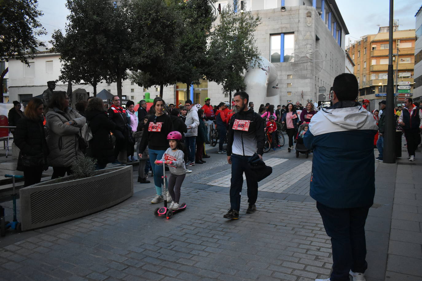 La VIII San Silvestre Miajadeña dejó momentos divertidos y únicos, como se esperaba de ella. La emoción en la cara de los corredores a la salida, la diversión en el trayecto, el cansancio en todo su cuerpo a la llegada a meta, un cansancio mezclado con la satisfacción del objetivo conseguido, la alegría de los ganadores de los premios a los disfraces, el disfrute del público,... Todo lo que hace que la San Silvestre Miajadeña sea uno de los días más esperados del año. 