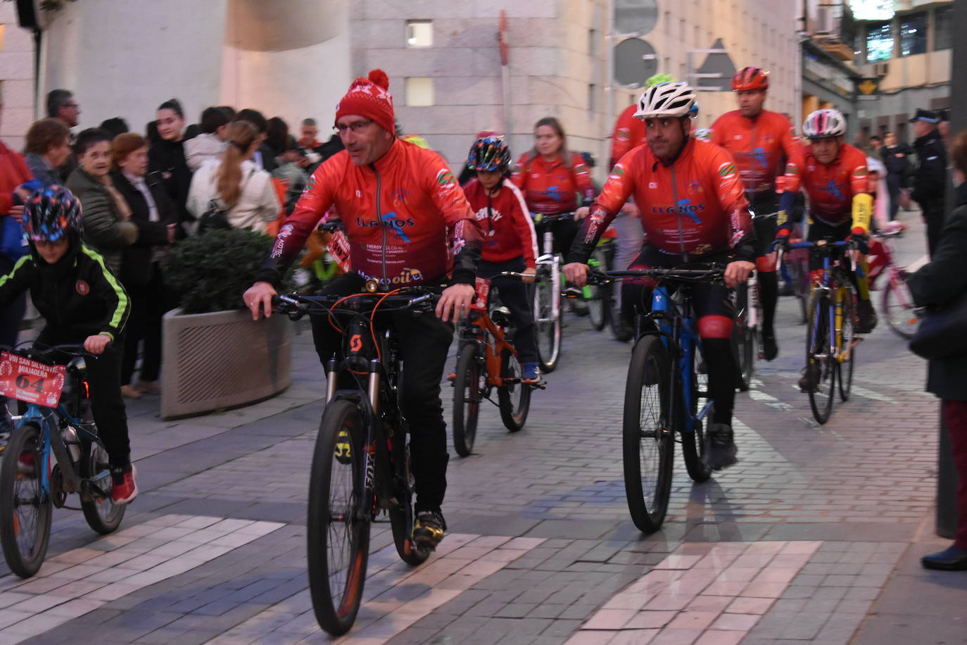 La VIII San Silvestre Miajadeña dejó momentos divertidos y únicos, como se esperaba de ella. La emoción en la cara de los corredores a la salida, la diversión en el trayecto, el cansancio en todo su cuerpo a la llegada a meta, un cansancio mezclado con la satisfacción del objetivo conseguido, la alegría de los ganadores de los premios a los disfraces, el disfrute del público,... Todo lo que hace que la San Silvestre Miajadeña sea uno de los días más esperados del año. 