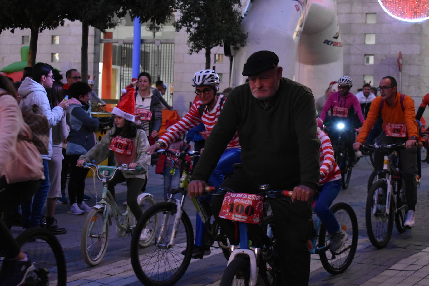 La VIII San Silvestre Miajadeña dejó momentos divertidos y únicos, como se esperaba de ella. La emoción en la cara de los corredores a la salida, la diversión en el trayecto, el cansancio en todo su cuerpo a la llegada a meta, un cansancio mezclado con la satisfacción del objetivo conseguido, la alegría de los ganadores de los premios a los disfraces, el disfrute del público,... Todo lo que hace que la San Silvestre Miajadeña sea uno de los días más esperados del año. 