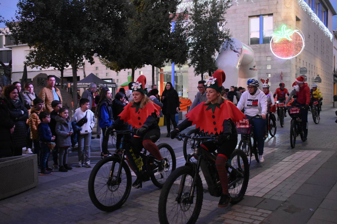 La VIII San Silvestre Miajadeña dejó momentos divertidos y únicos, como se esperaba de ella. La emoción en la cara de los corredores a la salida, la diversión en el trayecto, el cansancio en todo su cuerpo a la llegada a meta, un cansancio mezclado con la satisfacción del objetivo conseguido, la alegría de los ganadores de los premios a los disfraces, el disfrute del público,... Todo lo que hace que la San Silvestre Miajadeña sea uno de los días más esperados del año. 