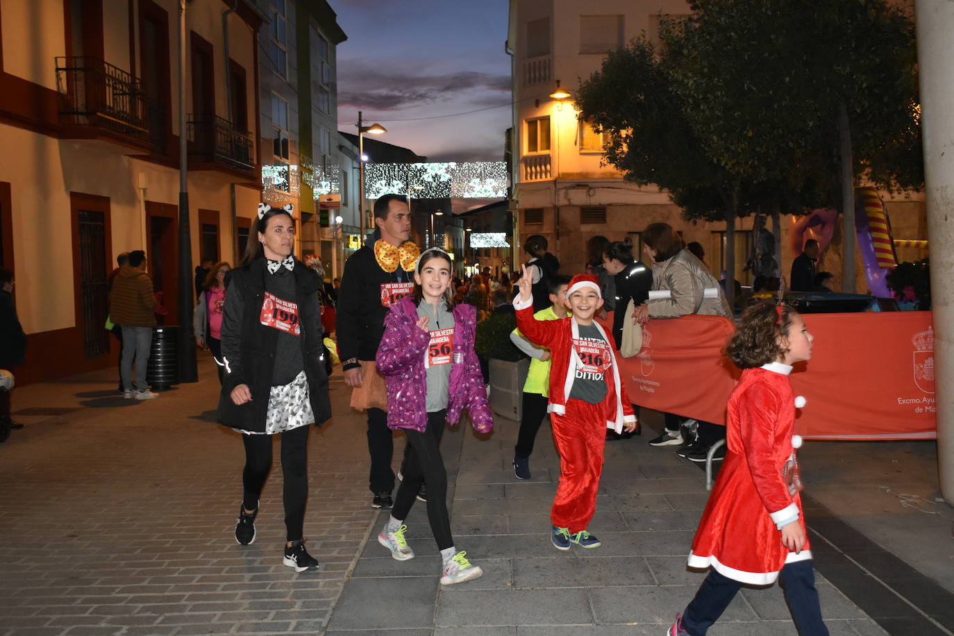 La VIII San Silvestre Miajadeña dejó momentos divertidos y únicos, como se esperaba de ella. La emoción en la cara de los corredores a la salida, la diversión en el trayecto, el cansancio en todo su cuerpo a la llegada a meta, un cansancio mezclado con la satisfacción del objetivo conseguido, la alegría de los ganadores de los premios a los disfraces, el disfrute del público,... Todo lo que hace que la San Silvestre Miajadeña sea uno de los días más esperados del año. 