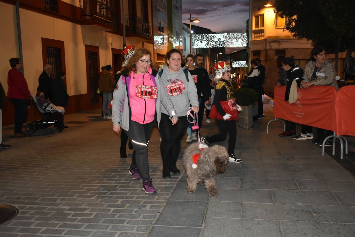 La VIII San Silvestre Miajadeña dejó momentos divertidos y únicos, como se esperaba de ella. La emoción en la cara de los corredores a la salida, la diversión en el trayecto, el cansancio en todo su cuerpo a la llegada a meta, un cansancio mezclado con la satisfacción del objetivo conseguido, la alegría de los ganadores de los premios a los disfraces, el disfrute del público,... Todo lo que hace que la San Silvestre Miajadeña sea uno de los días más esperados del año. 