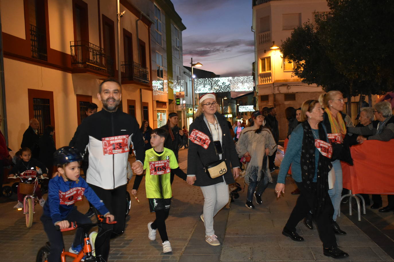 La VIII San Silvestre Miajadeña dejó momentos divertidos y únicos, como se esperaba de ella. La emoción en la cara de los corredores a la salida, la diversión en el trayecto, el cansancio en todo su cuerpo a la llegada a meta, un cansancio mezclado con la satisfacción del objetivo conseguido, la alegría de los ganadores de los premios a los disfraces, el disfrute del público,... Todo lo que hace que la San Silvestre Miajadeña sea uno de los días más esperados del año. 