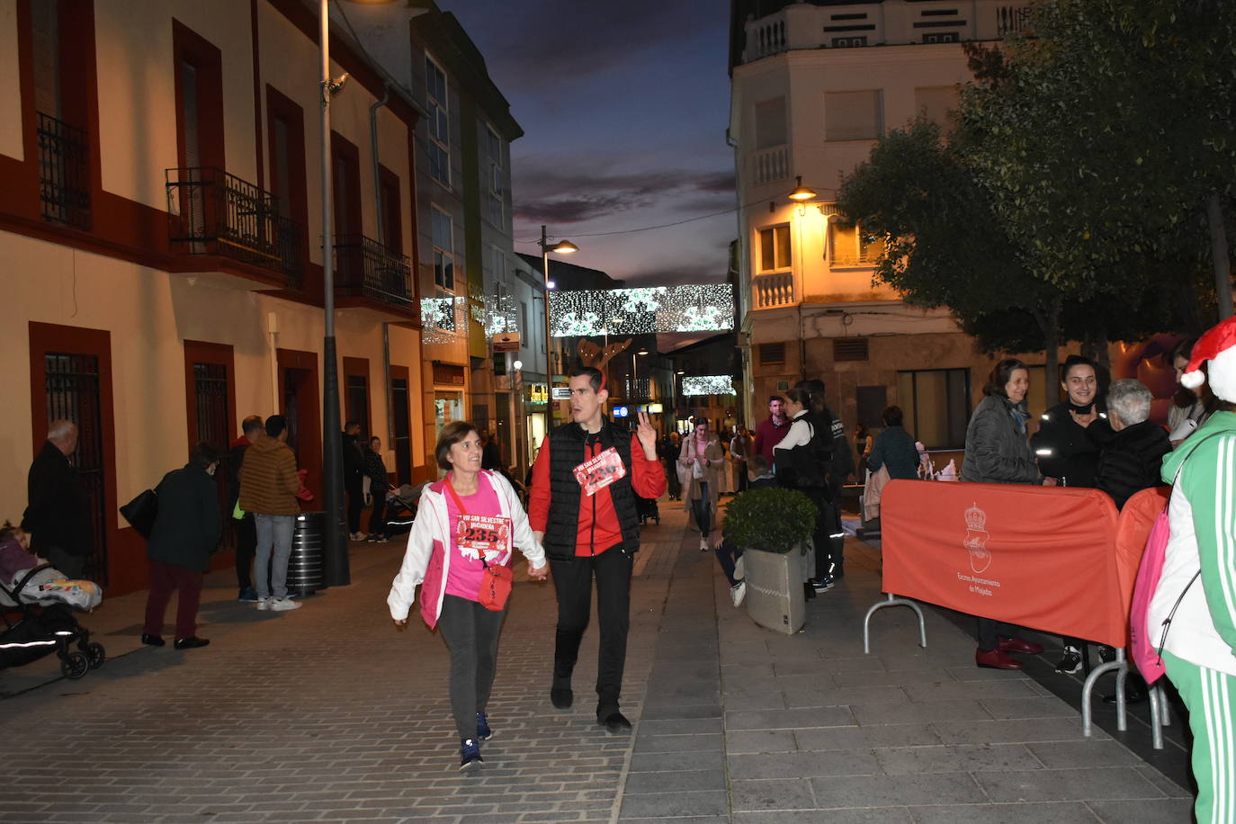 La VIII San Silvestre Miajadeña dejó momentos divertidos y únicos, como se esperaba de ella. La emoción en la cara de los corredores a la salida, la diversión en el trayecto, el cansancio en todo su cuerpo a la llegada a meta, un cansancio mezclado con la satisfacción del objetivo conseguido, la alegría de los ganadores de los premios a los disfraces, el disfrute del público,... Todo lo que hace que la San Silvestre Miajadeña sea uno de los días más esperados del año. 