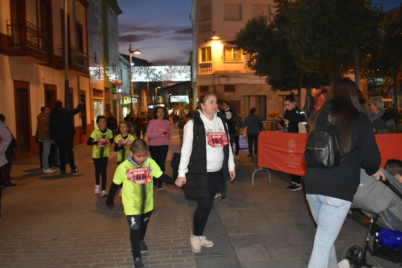 La VIII San Silvestre Miajadeña dejó momentos divertidos y únicos, como se esperaba de ella. La emoción en la cara de los corredores a la salida, la diversión en el trayecto, el cansancio en todo su cuerpo a la llegada a meta, un cansancio mezclado con la satisfacción del objetivo conseguido, la alegría de los ganadores de los premios a los disfraces, el disfrute del público,... Todo lo que hace que la San Silvestre Miajadeña sea uno de los días más esperados del año. 