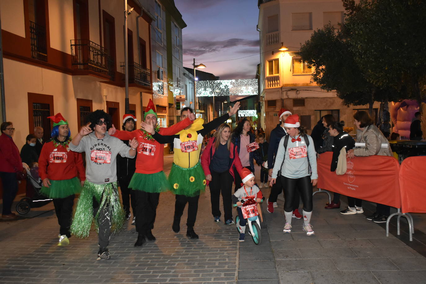 La VIII San Silvestre Miajadeña dejó momentos divertidos y únicos, como se esperaba de ella. La emoción en la cara de los corredores a la salida, la diversión en el trayecto, el cansancio en todo su cuerpo a la llegada a meta, un cansancio mezclado con la satisfacción del objetivo conseguido, la alegría de los ganadores de los premios a los disfraces, el disfrute del público,... Todo lo que hace que la San Silvestre Miajadeña sea uno de los días más esperados del año. 