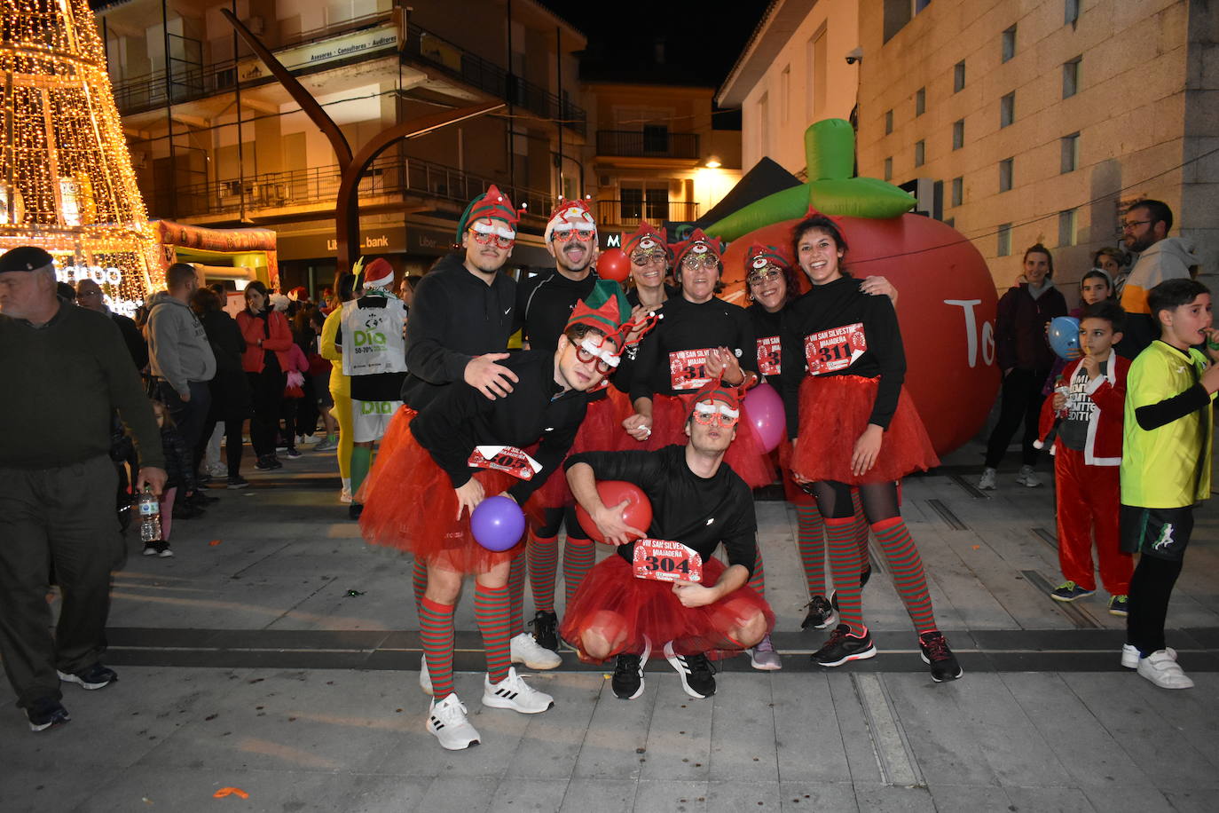 La VIII San Silvestre Miajadeña dejó momentos divertidos y únicos, como se esperaba de ella. La emoción en la cara de los corredores a la salida, la diversión en el trayecto, el cansancio en todo su cuerpo a la llegada a meta, un cansancio mezclado con la satisfacción del objetivo conseguido, la alegría de los ganadores de los premios a los disfraces, el disfrute del público,... Todo lo que hace que la San Silvestre Miajadeña sea uno de los días más esperados del año. 