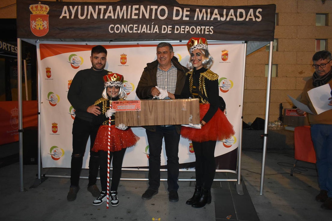 La VIII San Silvestre Miajadeña dejó momentos divertidos y únicos, como se esperaba de ella. La emoción en la cara de los corredores a la salida, la diversión en el trayecto, el cansancio en todo su cuerpo a la llegada a meta, un cansancio mezclado con la satisfacción del objetivo conseguido, la alegría de los ganadores de los premios a los disfraces, el disfrute del público,... Todo lo que hace que la San Silvestre Miajadeña sea uno de los días más esperados del año. 