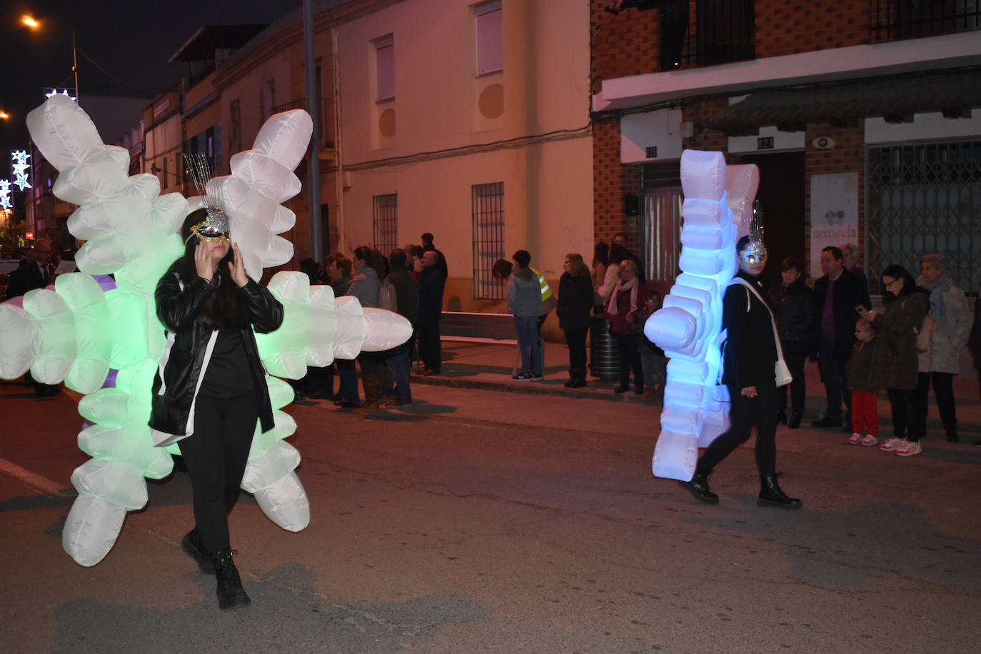 La magia de los Reyes Magos volvió a las calles y a las casas de Miajadas para repartir ilusión, cumplir deseos y llevar regalos, tanto a los más pequeños como a los mayores. La Cabalgata fue la presentación de la noche más especial del año, donde Sus Majestades de Oriente estuvieron acompañados por duendecillos, magos, brujas, dinosaurios, alumnos y profes, divertidos monstruitos, y pequeños-grandes en pijama que ya estaban preparados para irse a dormir y esperar la visita de los Reyes a sus casas, sin olvidar el Portal de Belén con María, José y el niño Jesús recién nacido. 