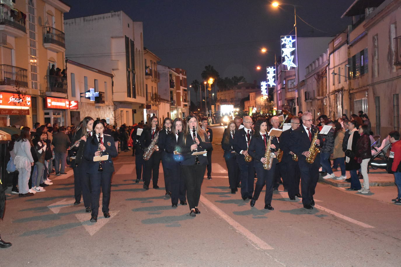 La magia de los Reyes Magos volvió a las calles y a las casas de Miajadas para repartir ilusión, cumplir deseos y llevar regalos, tanto a los más pequeños como a los mayores. La Cabalgata fue la presentación de la noche más especial del año, donde Sus Majestades de Oriente estuvieron acompañados por duendecillos, magos, brujas, dinosaurios, alumnos y profes, divertidos monstruitos, y pequeños-grandes en pijama que ya estaban preparados para irse a dormir y esperar la visita de los Reyes a sus casas, sin olvidar el Portal de Belén con María, José y el niño Jesús recién nacido. 