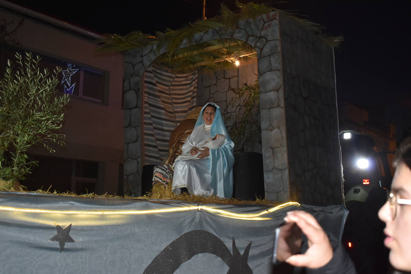 La magia de los Reyes Magos volvió a las calles y a las casas de Miajadas para repartir ilusión, cumplir deseos y llevar regalos, tanto a los más pequeños como a los mayores. La Cabalgata fue la presentación de la noche más especial del año, donde Sus Majestades de Oriente estuvieron acompañados por duendecillos, magos, brujas, dinosaurios, alumnos y profes, divertidos monstruitos, y pequeños-grandes en pijama que ya estaban preparados para irse a dormir y esperar la visita de los Reyes a sus casas, sin olvidar el Portal de Belén con María, José y el niño Jesús recién nacido. 