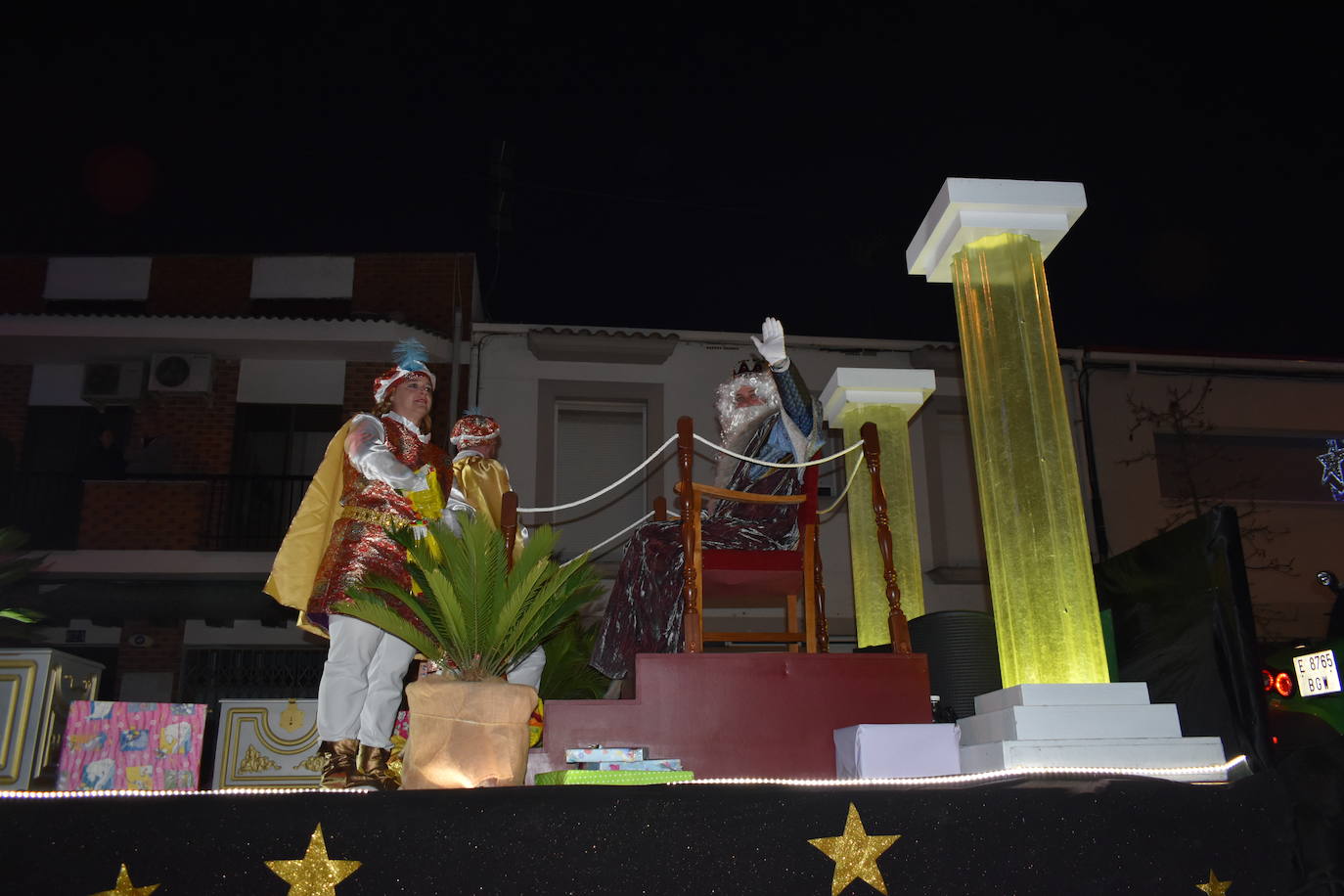 La magia de los Reyes Magos volvió a las calles y a las casas de Miajadas para repartir ilusión, cumplir deseos y llevar regalos, tanto a los más pequeños como a los mayores. La Cabalgata fue la presentación de la noche más especial del año, donde Sus Majestades de Oriente estuvieron acompañados por duendecillos, magos, brujas, dinosaurios, alumnos y profes, divertidos monstruitos, y pequeños-grandes en pijama que ya estaban preparados para irse a dormir y esperar la visita de los Reyes a sus casas, sin olvidar el Portal de Belén con María, José y el niño Jesús recién nacido. 