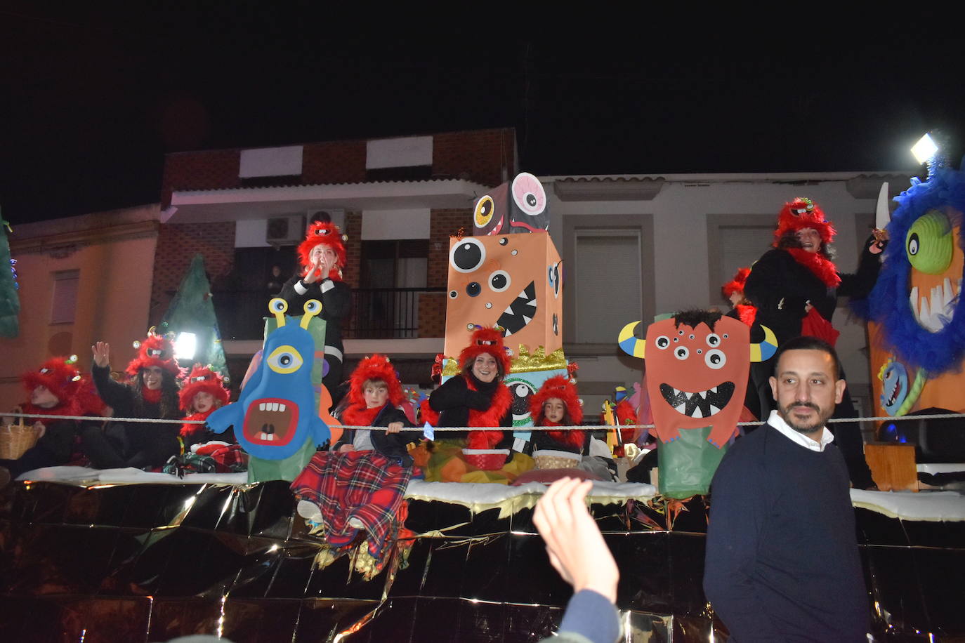 La magia de los Reyes Magos volvió a las calles y a las casas de Miajadas para repartir ilusión, cumplir deseos y llevar regalos, tanto a los más pequeños como a los mayores. La Cabalgata fue la presentación de la noche más especial del año, donde Sus Majestades de Oriente estuvieron acompañados por duendecillos, magos, brujas, dinosaurios, alumnos y profes, divertidos monstruitos, y pequeños-grandes en pijama que ya estaban preparados para irse a dormir y esperar la visita de los Reyes a sus casas, sin olvidar el Portal de Belén con María, José y el niño Jesús recién nacido. 