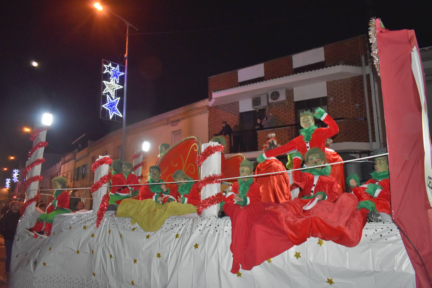 La magia de los Reyes Magos volvió a las calles y a las casas de Miajadas para repartir ilusión, cumplir deseos y llevar regalos, tanto a los más pequeños como a los mayores. La Cabalgata fue la presentación de la noche más especial del año, donde Sus Majestades de Oriente estuvieron acompañados por duendecillos, magos, brujas, dinosaurios, alumnos y profes, divertidos monstruitos, y pequeños-grandes en pijama que ya estaban preparados para irse a dormir y esperar la visita de los Reyes a sus casas, sin olvidar el Portal de Belén con María, José y el niño Jesús recién nacido. 