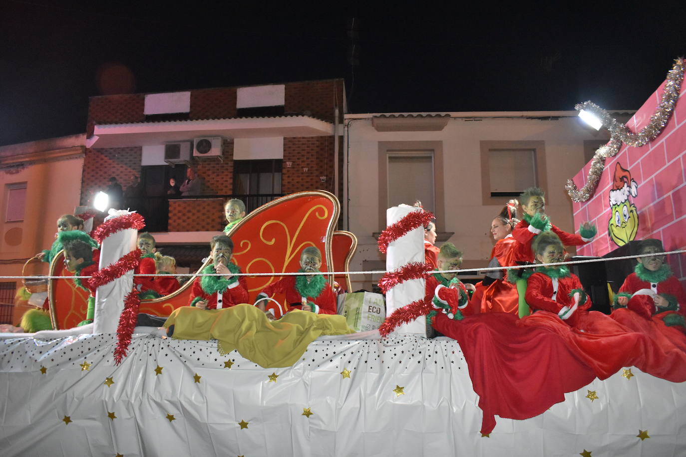 La magia de los Reyes Magos volvió a las calles y a las casas de Miajadas para repartir ilusión, cumplir deseos y llevar regalos, tanto a los más pequeños como a los mayores. La Cabalgata fue la presentación de la noche más especial del año, donde Sus Majestades de Oriente estuvieron acompañados por duendecillos, magos, brujas, dinosaurios, alumnos y profes, divertidos monstruitos, y pequeños-grandes en pijama que ya estaban preparados para irse a dormir y esperar la visita de los Reyes a sus casas, sin olvidar el Portal de Belén con María, José y el niño Jesús recién nacido. 