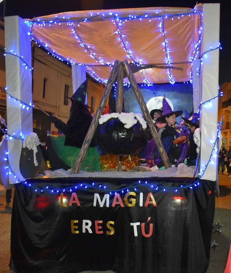 La magia de los Reyes Magos volvió a las calles y a las casas de Miajadas para repartir ilusión, cumplir deseos y llevar regalos, tanto a los más pequeños como a los mayores. La Cabalgata fue la presentación de la noche más especial del año, donde Sus Majestades de Oriente estuvieron acompañados por duendecillos, magos, brujas, dinosaurios, alumnos y profes, divertidos monstruitos, y pequeños-grandes en pijama que ya estaban preparados para irse a dormir y esperar la visita de los Reyes a sus casas, sin olvidar el Portal de Belén con María, José y el niño Jesús recién nacido. 