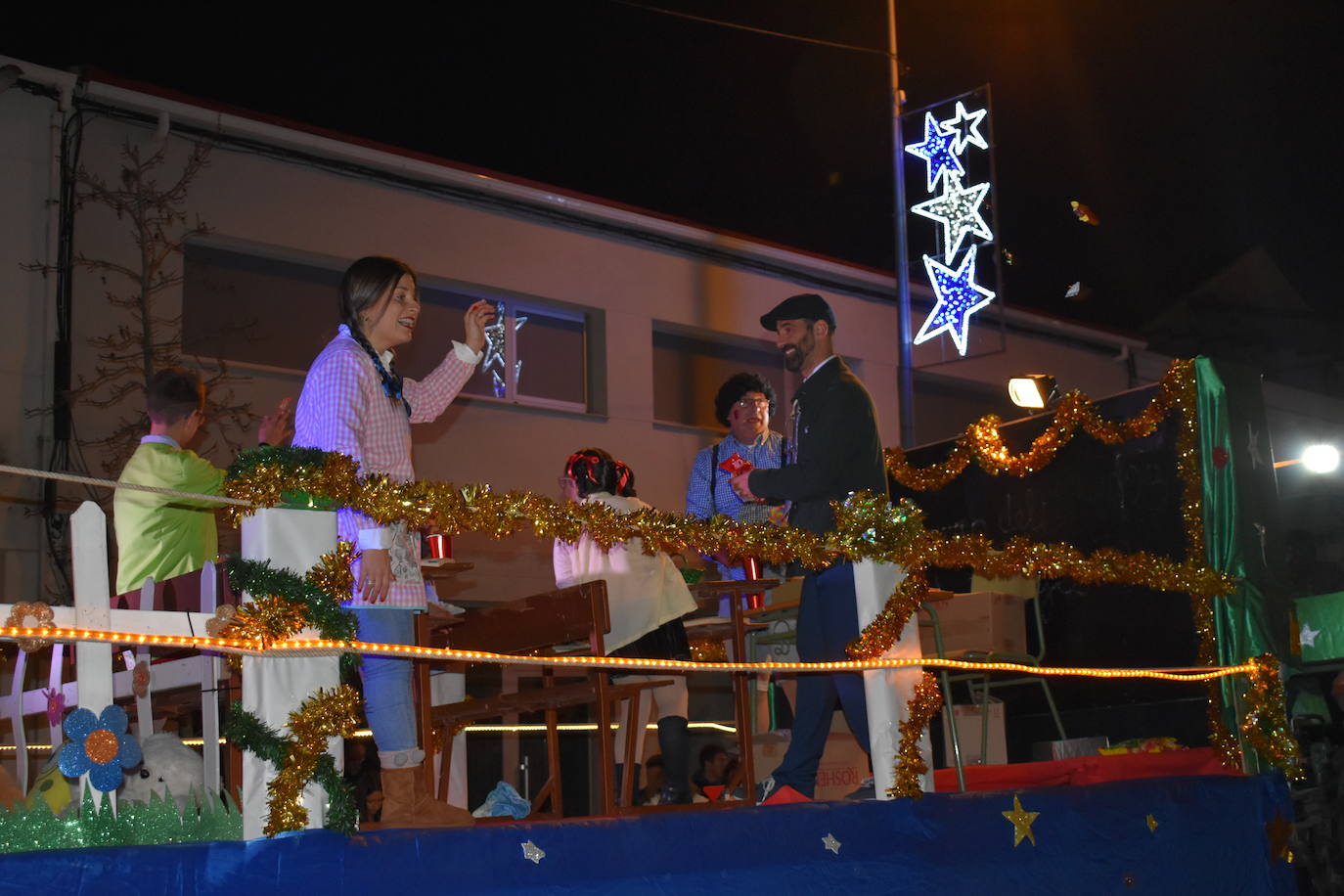 La magia de los Reyes Magos volvió a las calles y a las casas de Miajadas para repartir ilusión, cumplir deseos y llevar regalos, tanto a los más pequeños como a los mayores. La Cabalgata fue la presentación de la noche más especial del año, donde Sus Majestades de Oriente estuvieron acompañados por duendecillos, magos, brujas, dinosaurios, alumnos y profes, divertidos monstruitos, y pequeños-grandes en pijama que ya estaban preparados para irse a dormir y esperar la visita de los Reyes a sus casas, sin olvidar el Portal de Belén con María, José y el niño Jesús recién nacido. 