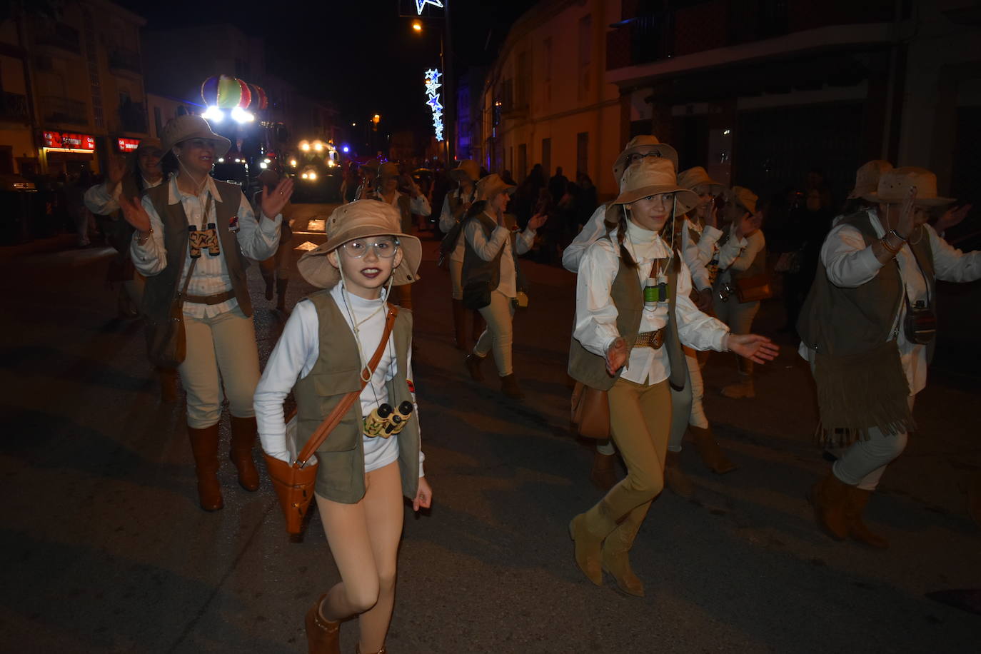 La magia de los Reyes Magos volvió a las calles y a las casas de Miajadas para repartir ilusión, cumplir deseos y llevar regalos, tanto a los más pequeños como a los mayores. La Cabalgata fue la presentación de la noche más especial del año, donde Sus Majestades de Oriente estuvieron acompañados por duendecillos, magos, brujas, dinosaurios, alumnos y profes, divertidos monstruitos, y pequeños-grandes en pijama que ya estaban preparados para irse a dormir y esperar la visita de los Reyes a sus casas, sin olvidar el Portal de Belén con María, José y el niño Jesús recién nacido. 
