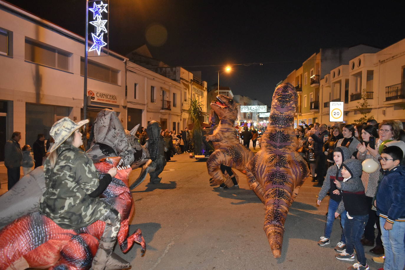 La magia de los Reyes Magos volvió a las calles y a las casas de Miajadas para repartir ilusión, cumplir deseos y llevar regalos, tanto a los más pequeños como a los mayores. La Cabalgata fue la presentación de la noche más especial del año, donde Sus Majestades de Oriente estuvieron acompañados por duendecillos, magos, brujas, dinosaurios, alumnos y profes, divertidos monstruitos, y pequeños-grandes en pijama que ya estaban preparados para irse a dormir y esperar la visita de los Reyes a sus casas, sin olvidar el Portal de Belén con María, José y el niño Jesús recién nacido. 