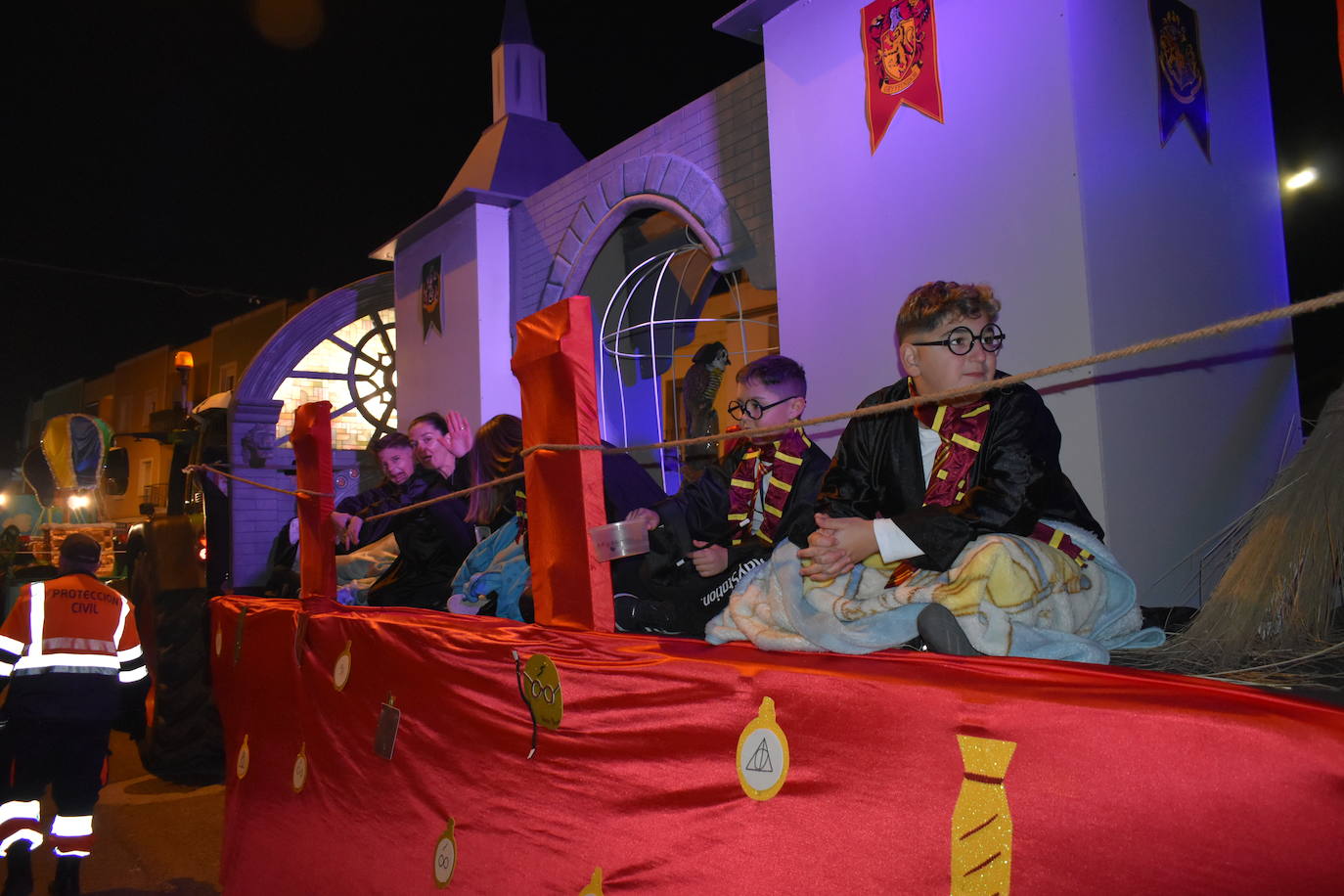 La magia de los Reyes Magos volvió a las calles y a las casas de Miajadas para repartir ilusión, cumplir deseos y llevar regalos, tanto a los más pequeños como a los mayores. La Cabalgata fue la presentación de la noche más especial del año, donde Sus Majestades de Oriente estuvieron acompañados por duendecillos, magos, brujas, dinosaurios, alumnos y profes, divertidos monstruitos, y pequeños-grandes en pijama que ya estaban preparados para irse a dormir y esperar la visita de los Reyes a sus casas, sin olvidar el Portal de Belén con María, José y el niño Jesús recién nacido. 