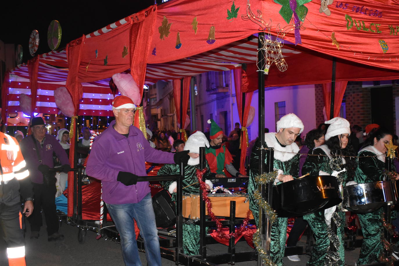 La magia de los Reyes Magos volvió a las calles y a las casas de Miajadas para repartir ilusión, cumplir deseos y llevar regalos, tanto a los más pequeños como a los mayores. La Cabalgata fue la presentación de la noche más especial del año, donde Sus Majestades de Oriente estuvieron acompañados por duendecillos, magos, brujas, dinosaurios, alumnos y profes, divertidos monstruitos, y pequeños-grandes en pijama que ya estaban preparados para irse a dormir y esperar la visita de los Reyes a sus casas, sin olvidar el Portal de Belén con María, José y el niño Jesús recién nacido. 