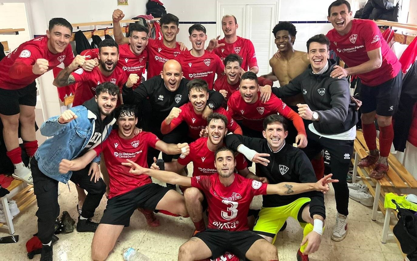 Los jugadores del Miajadas celebran la victoria ante el Calamonte, cuarto partido consecutivo ganado en casa 