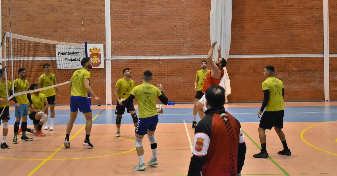 Entrenamiento del equipo miajadeño en el pabellón municipal 