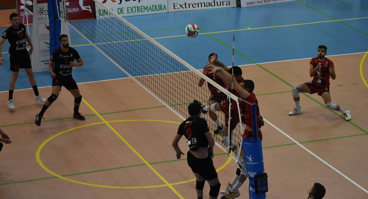 El equipo ha dado la vuelta al resultado que tuvo cuando recibió en casa al Almoradí 