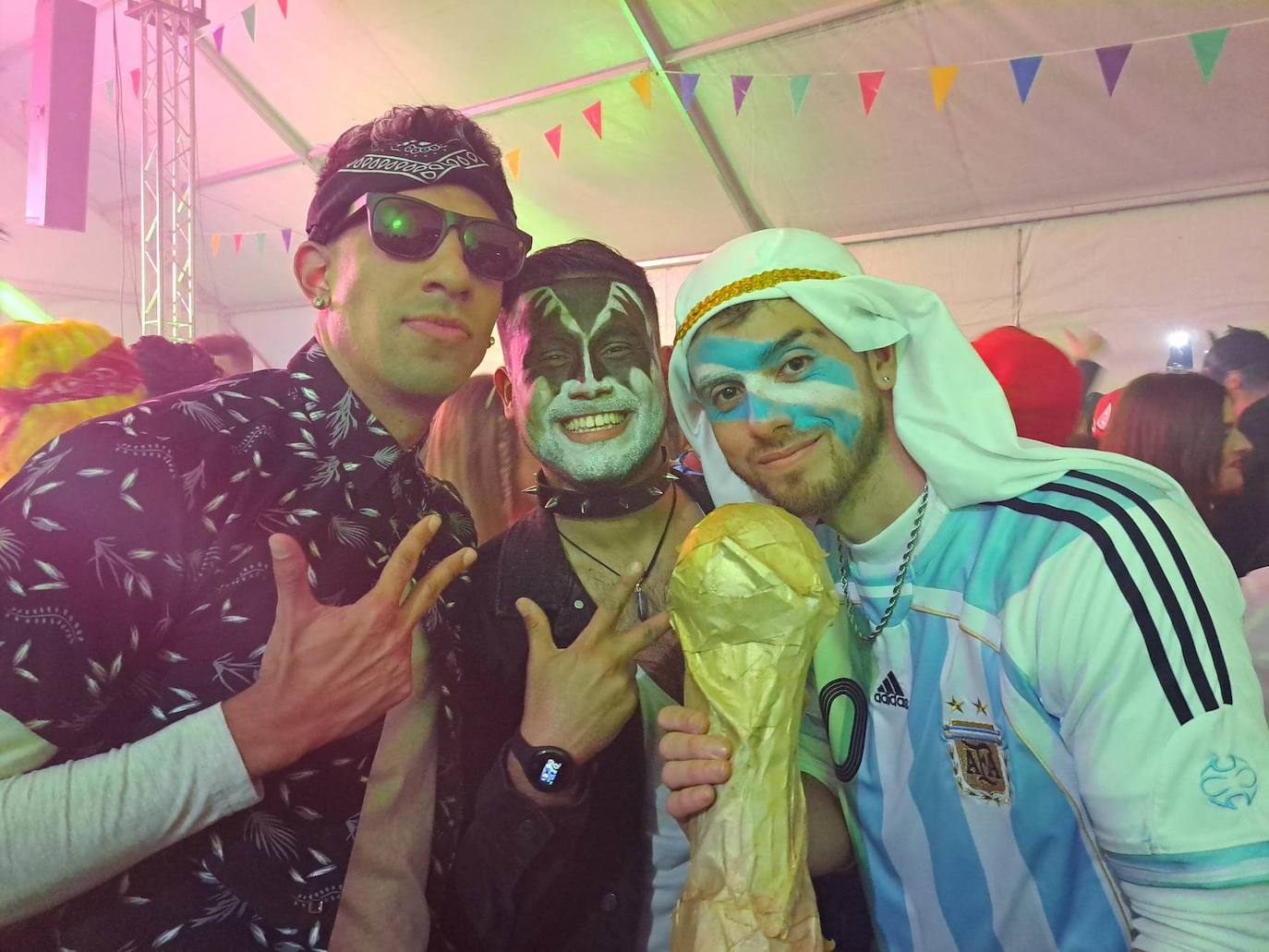Miajadas celebró su Concurso de disfraces del Carnaval 2023, en el que hubo mucho baile y mucho' cachondeo'. El grupo 'Pista de choque' fue el ganador del primer premio, dotado de 300 euros, mientras que 'DJ's' consiguieron el segundo premio con 200 euros, y 'Desplieque Lolil' se hizo con los 150 euros del tercer premio. 