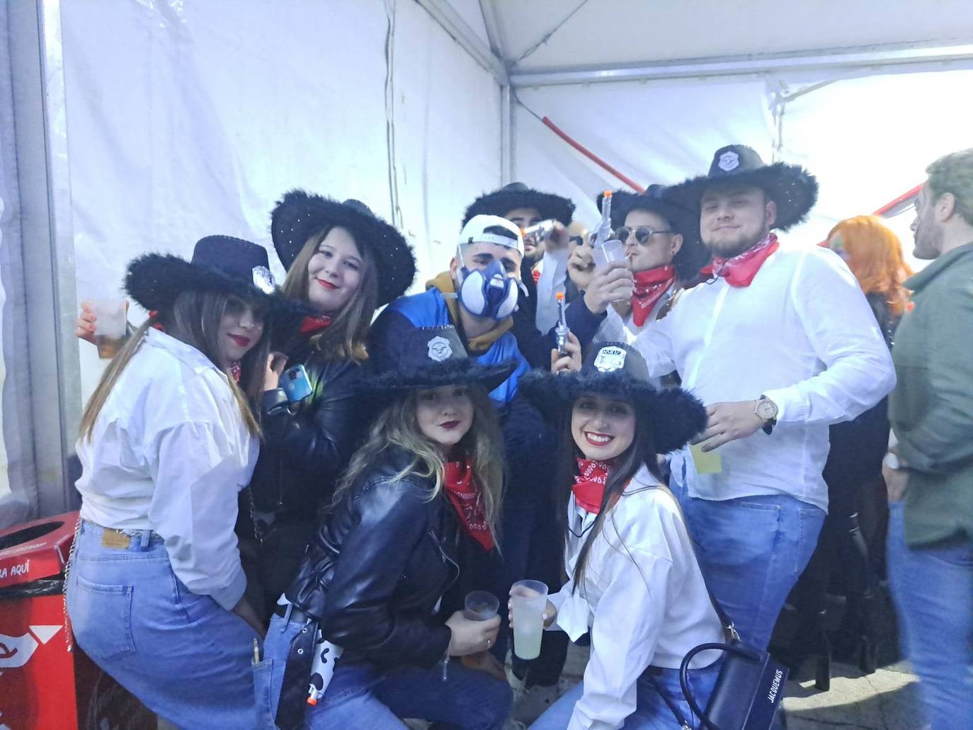 Miajadas celebró su Concurso de disfraces del Carnaval 2023, en el que hubo mucho baile y mucho' cachondeo'. El grupo 'Pista de choque' fue el ganador del primer premio, dotado de 300 euros, mientras que 'DJ's' consiguieron el segundo premio con 200 euros, y 'Desplieque Lolil' se hizo con los 150 euros del tercer premio. 