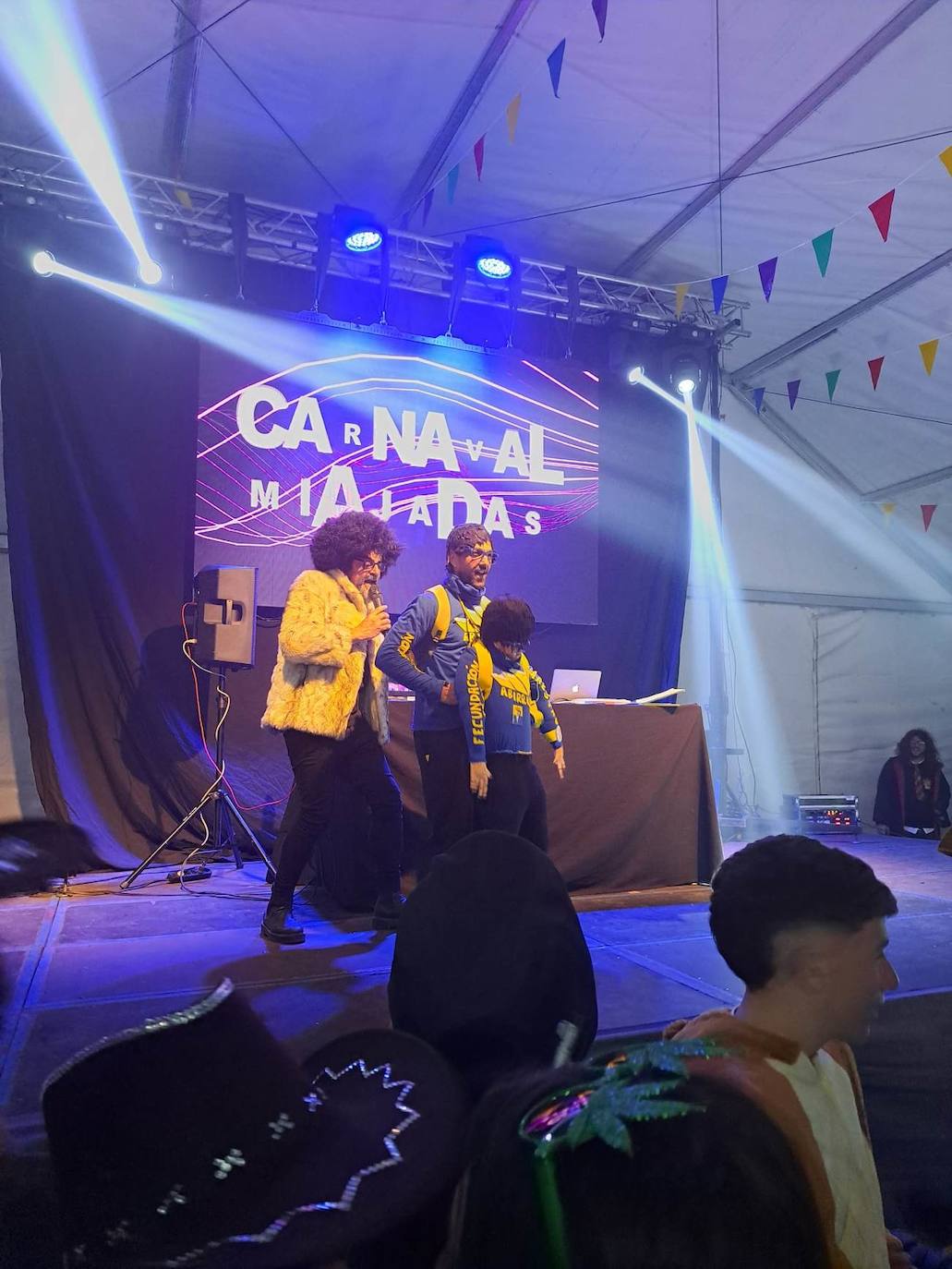Miajadas celebró su Concurso de disfraces del Carnaval 2023, en el que hubo mucho baile y mucho' cachondeo'. El grupo 'Pista de choque' fue el ganador del primer premio, dotado de 300 euros, mientras que 'DJ's' consiguieron el segundo premio con 200 euros, y 'Desplieque Lolil' se hizo con los 150 euros del tercer premio. 