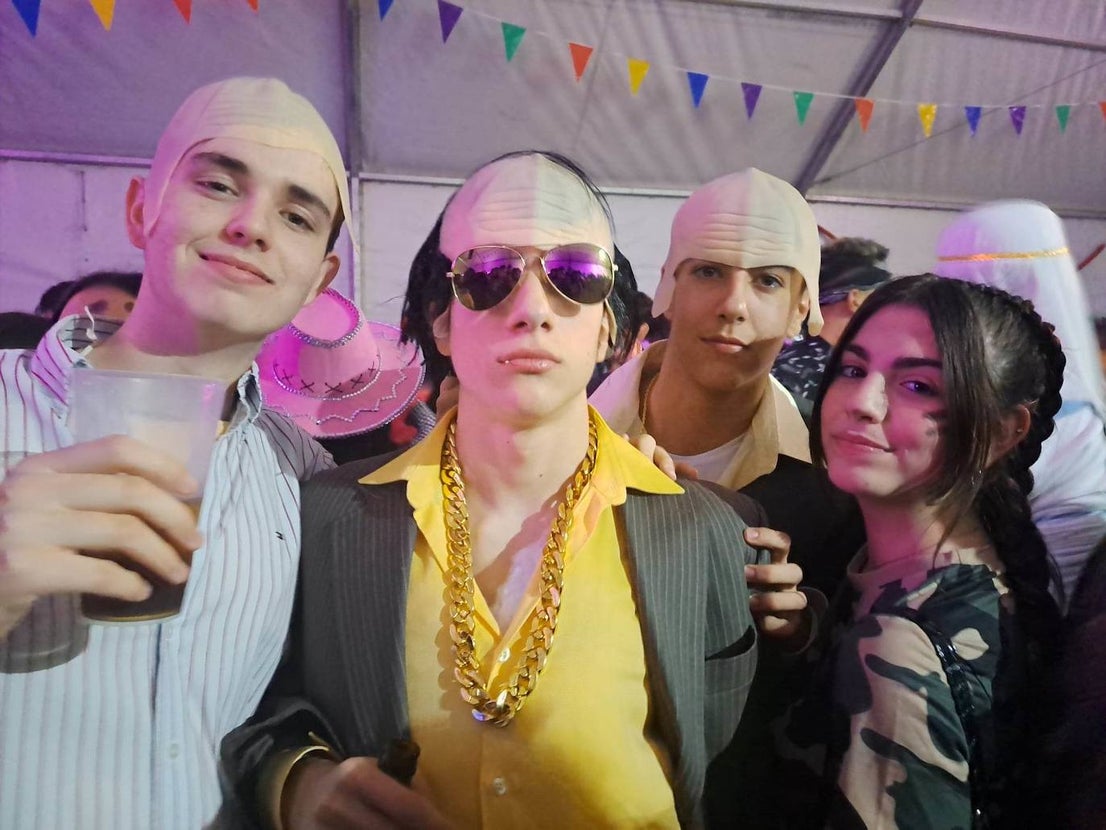 Miajadas celebró su Concurso de disfraces del Carnaval 2023, en el que hubo mucho baile y mucho' cachondeo'. El grupo 'Pista de choque' fue el ganador del primer premio, dotado de 300 euros, mientras que 'DJ's' consiguieron el segundo premio con 200 euros, y 'Desplieque Lolil' se hizo con los 150 euros del tercer premio. 