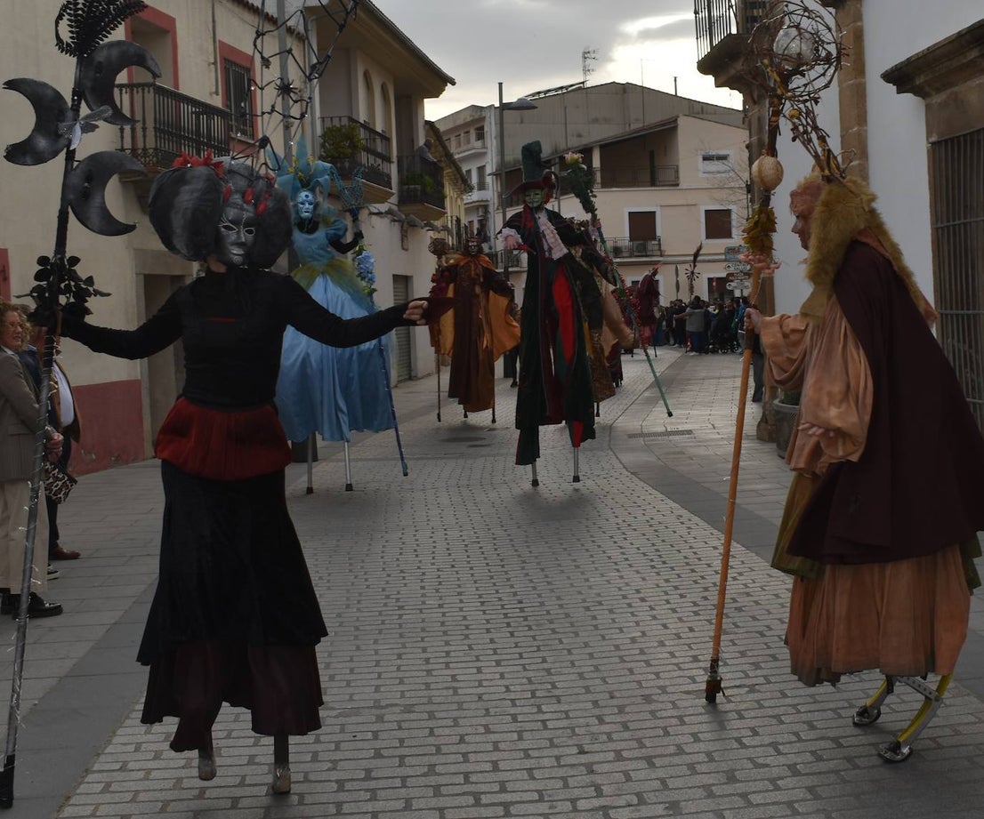 El ritmo, la fantasía y el color del Carnaval llenaron las calles de Miajadas. Más de 700 personas contagiaron su alegría con la mayor diversidad de disfraces y bailes, tanto las comparsas como los participantes individuales y por parejas. Porque sólo el Carnaval es capaz de sacar una sonrisa a todos. 