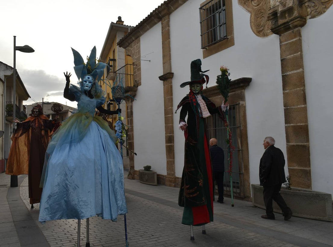 El ritmo, la fantasía y el color del Carnaval llenaron las calles de Miajadas. Más de 700 personas contagiaron su alegría con la mayor diversidad de disfraces y bailes, tanto las comparsas como los participantes individuales y por parejas. Porque sólo el Carnaval es capaz de sacar una sonrisa a todos. 