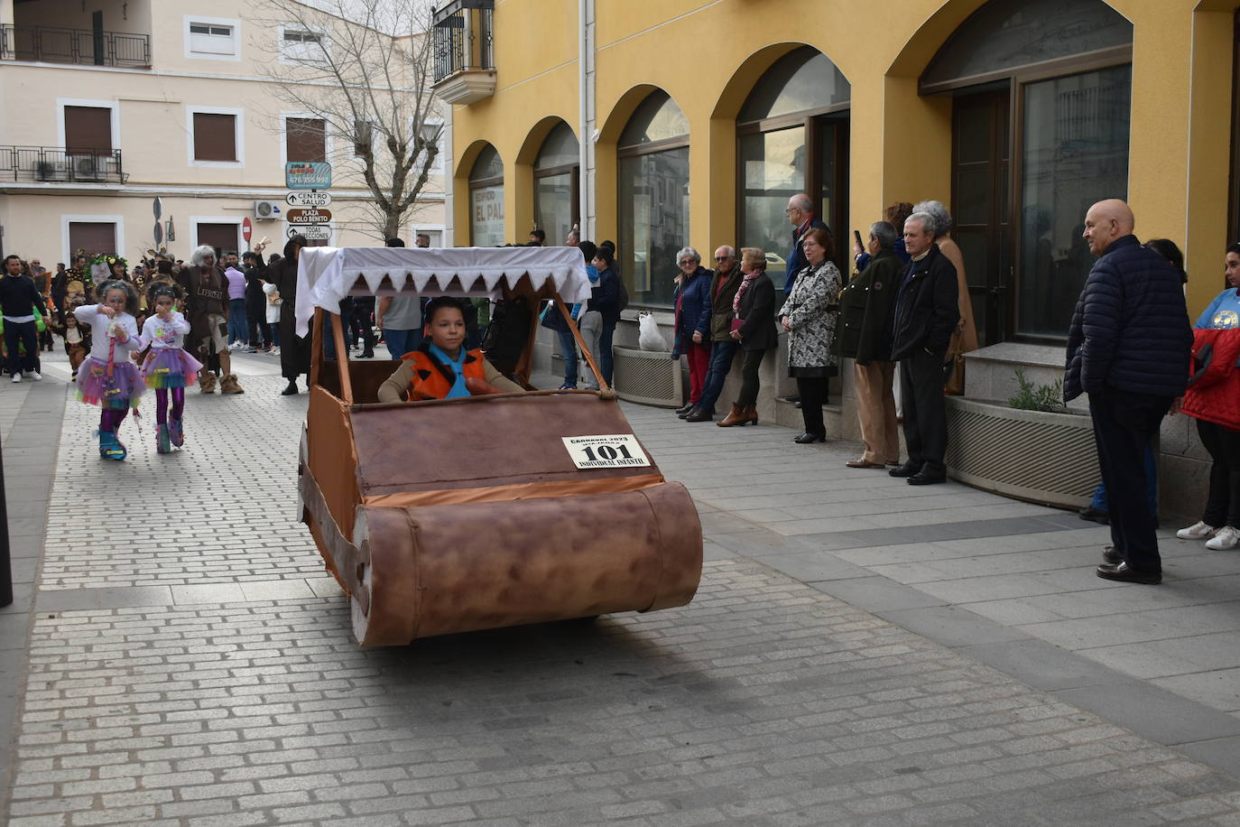 El ritmo, la fantasía y el color del Carnaval llenaron las calles de Miajadas. Más de 700 personas contagiaron su alegría con la mayor diversidad de disfraces y bailes, tanto las comparsas como los participantes individuales y por parejas. Porque sólo el Carnaval es capaz de sacar una sonrisa a todos. 