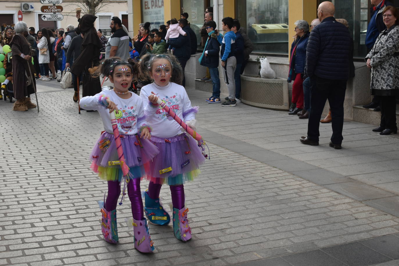 El ritmo, la fantasía y el color del Carnaval llenaron las calles de Miajadas. Más de 700 personas contagiaron su alegría con la mayor diversidad de disfraces y bailes, tanto las comparsas como los participantes individuales y por parejas. Porque sólo el Carnaval es capaz de sacar una sonrisa a todos. 